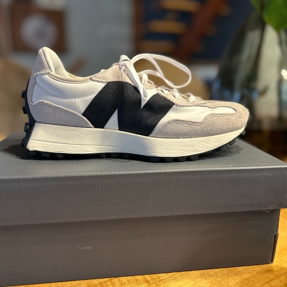 NEW BALANCE 327 Women's Sneakers Shoes White with Black 7.5 - Picture 4 of 14